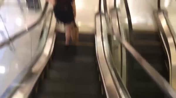 尾随少女到酒店 蒙眼让她自慰诱惑推倒做爱720P完整版